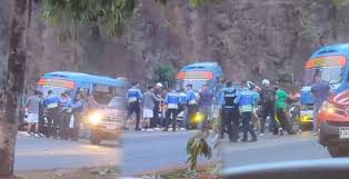 Ciudadanos golpean a supuesto asaltante de bus «rapidito» en Tegucigalpa