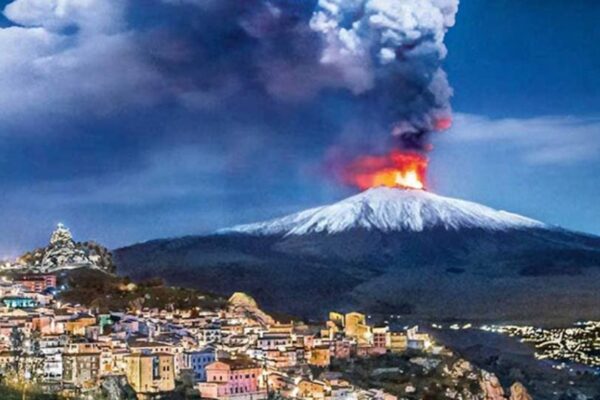 El volcán italiano Etna registra una potente erupción con coladas piroclásticas